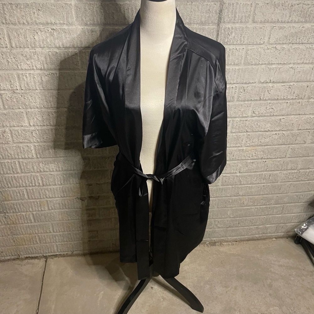 NWT Turquaz Womens Black Satin Short Sleeves Tie Waist Kimono Robe Size Small